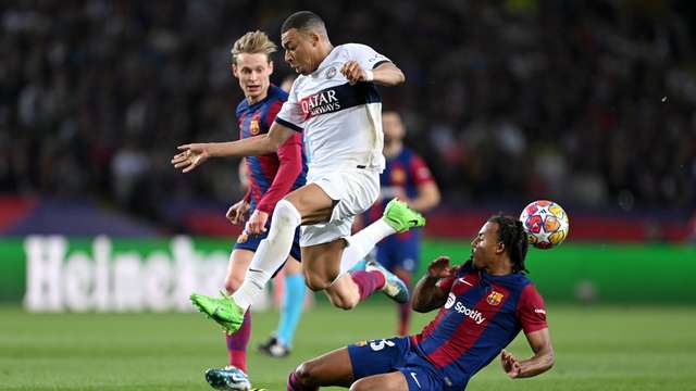 Kylian Mbappe Jules Kounde Barcelona Paryż Saint-Germain 2023–24